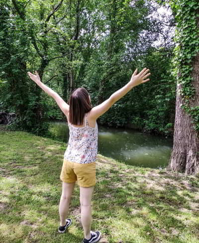 femme pratiquant la sophrologie dans la nature